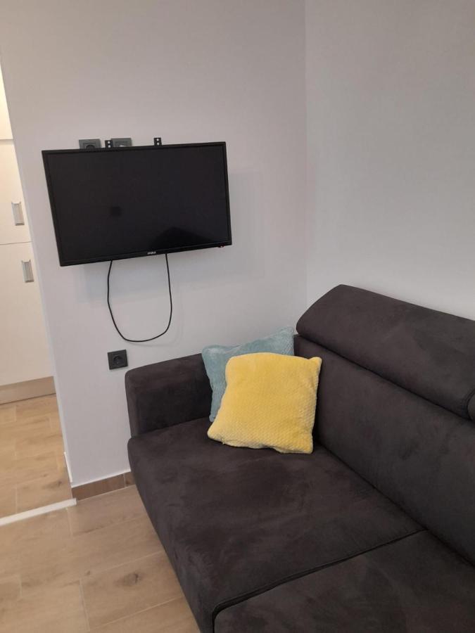 Apartman Sa Lodom 2+2 Lägenhet Pirovac Exteriör bild