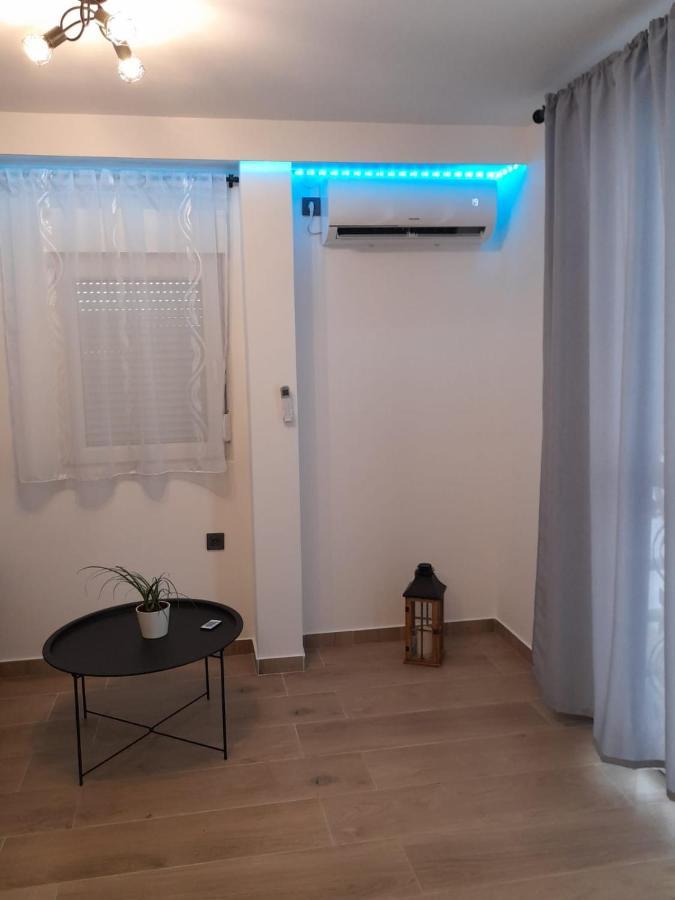 Apartman Sa Lodom 2+2 Lägenhet Pirovac Exteriör bild